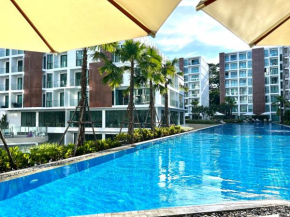 5 minutes walk to the central festival Super large luxury swimming pool